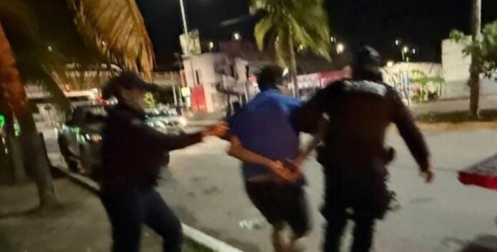 Capturan a sujeto señalado por exhibicionismo y acoso en Playa del Carmen. Una mujer lo denunció ante los policías.