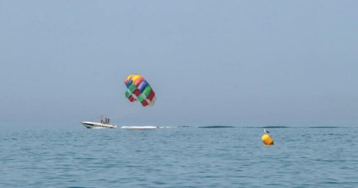 Turista denuncia agresión sexual durante vuelo en parasailing en Túnez