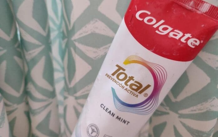 Retira Cofepris del mercado la pasta de dientes Colgate Total Clean Mint debido a reacciones adversas. Pide que ya no se use.
