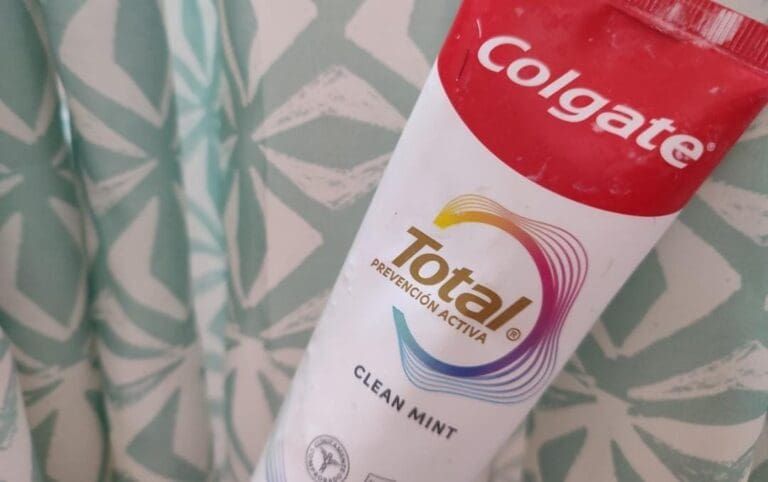 Retira Cofepris del mercado la pasta de dientes Colgate Total Clean Mint debido a reacciones adversas. Pide que ya no se use.
