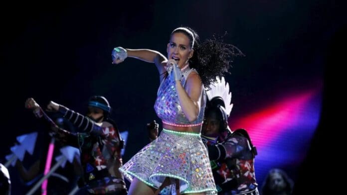 Video: Katy Perry interrumpe concierto para asistir a una fan que se desmayó en el escenario en Estados Unidos