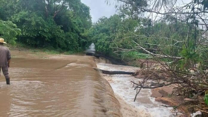 Muere sacerdote luego que su camioneta fuera arrastrada por la crecida de arroyo en Veracruz