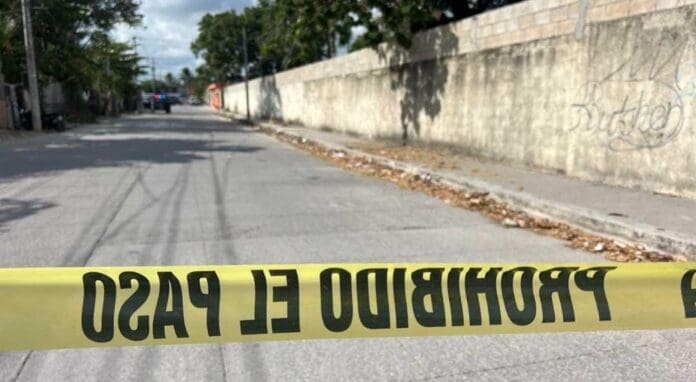 Asesinan a dos jóvenes durante ataque armado en la 234 de Cancún. La violencia no cesa en el destino turístico.