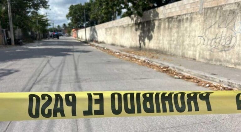 Asesinan a dos jóvenes durante ataque armado en la 234 de Cancún. La violencia no cesa en el destino turístico.