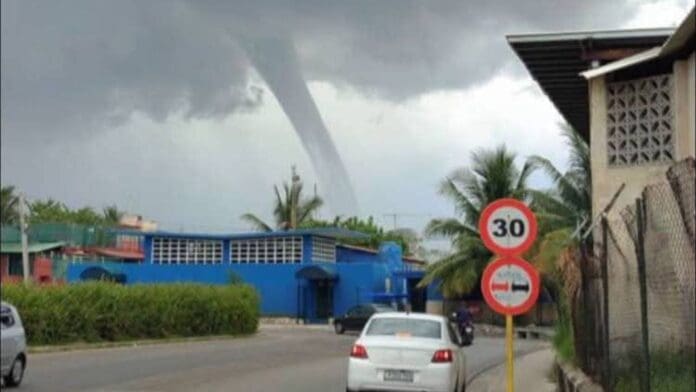 Video: Tromba marina sorprende a habitantes de La Habana, Cuba