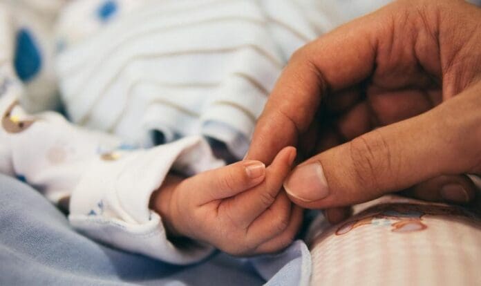 Atienden las autoridades a bebé de solo un año y medio con severa desnutrición y varias infecciones en Cancún.