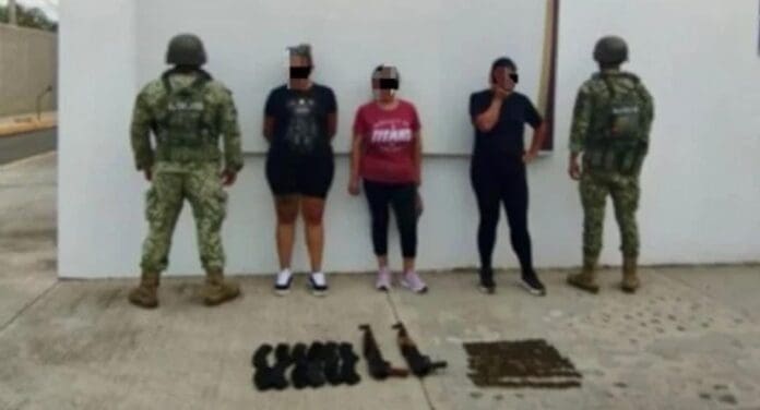 Detienen a tres mujeres con armas en Culiacán, Sinaloa; se supo que son familiares de miembros de la Guardia Nacional.