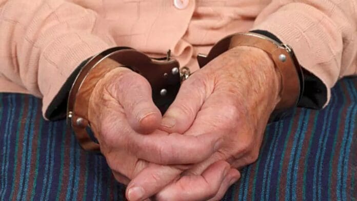 Detienen a adulto mayor por acoso sexual a una joven en un viaje en autobús de Edomex a Jalisco