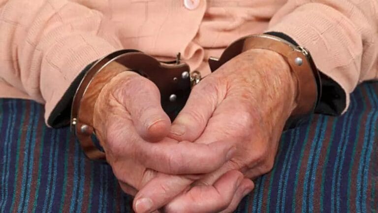 Detienen a adulto mayor por acoso sexual a una joven en un viaje en autobús de Edomex a Jalisco