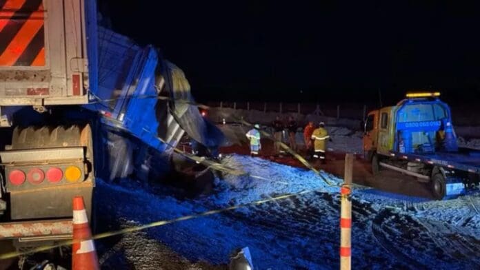 Video: Deja 11 muertos y 45 heridos un accidente vial entre autobús y camión en Brasil