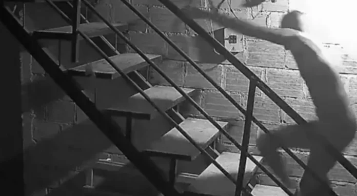 Sujeto arrastra del cabello a una mujer en Colombia