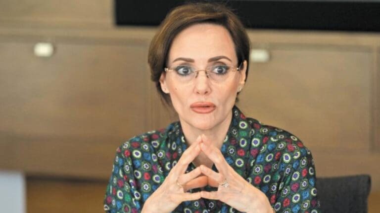 Senadora Lilly Téllez denuncia amenazas a su teléfono personal; exhibe en redes el número del presunto responsable