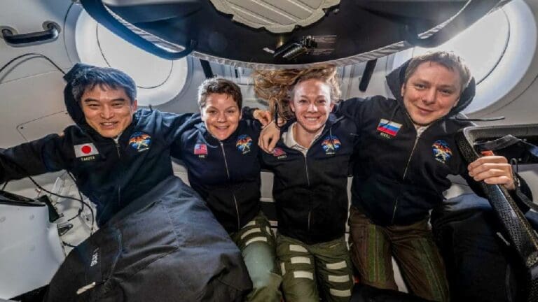 Regresan a la Tierra cuatro astronautas tras cinco meses en el espacio