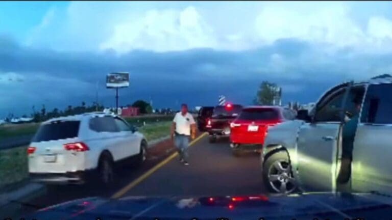 Video: Hombres armados amedrentan a familia en la carretera Puebla-Atlixco por "viajar muy lento"