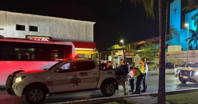 Fallece mujer de la tercera edad tras ser atropellada en la Zona Hotelera de Cancún. El presunto responsable escapó.