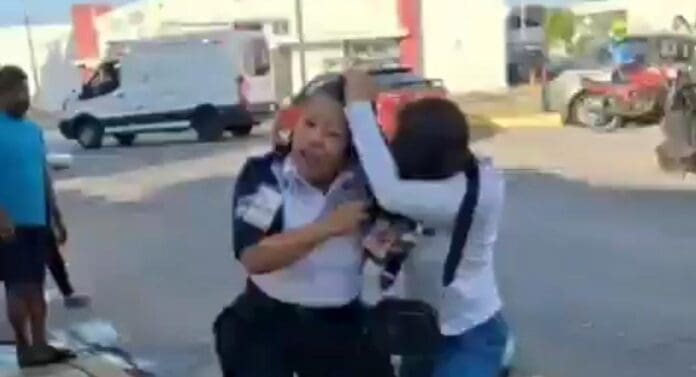 Vendedora de cubrebocas golpea a guardia de seguridad en Hospital General de Playa del Carmen. Denuncian que no es un hecho aislado.