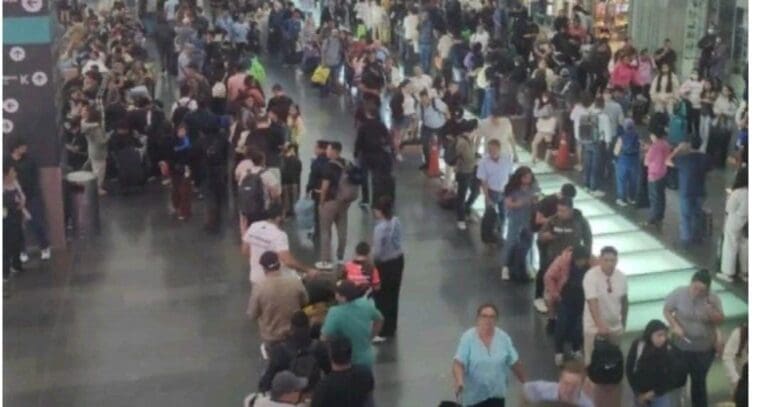 Reportan caos en el AICM por las lluvias; Cancún también ha sufrido cancelaciones de vuelos. Miles fueron afectados.