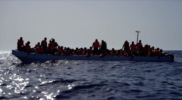 Deja al menos 20 muertos y 27 desaparecidos el naufragio de un barco en las costas de Lampedusa, Italia