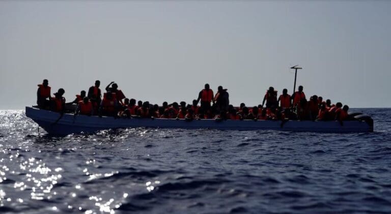 Deja al menos 20 muertos y 27 desaparecidos el naufragio de un barco en las costas de Lampedusa, Italia