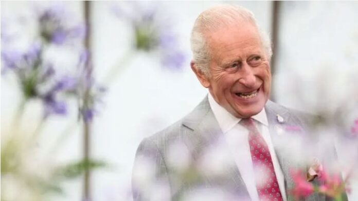 Rey Carlos III expande su imperio vendiendo galletas para perros horneadas en el castillo de Balmoral