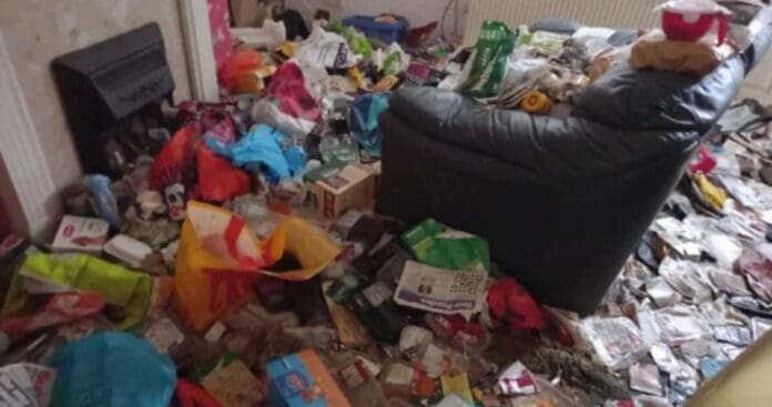 Descubren a niños que habitaban casa llena de basura y que no iban a la escuela en Chalco, Edomex