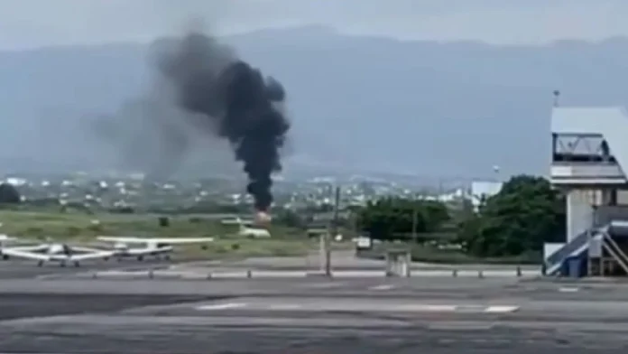 Quedan heridas dos personas tras incendiarse una avioneta en Cuernavaca, Morelos