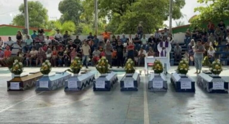 Emboscan y ejecutan a ocho policías comunitarios en Ayutla, Guerrero. Cada vez peor la violencia en dicho estado.