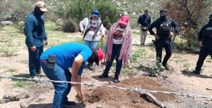 Encuentran Madres Buscadoras restos humanos dentro de camionetas quemadas en Sonora
