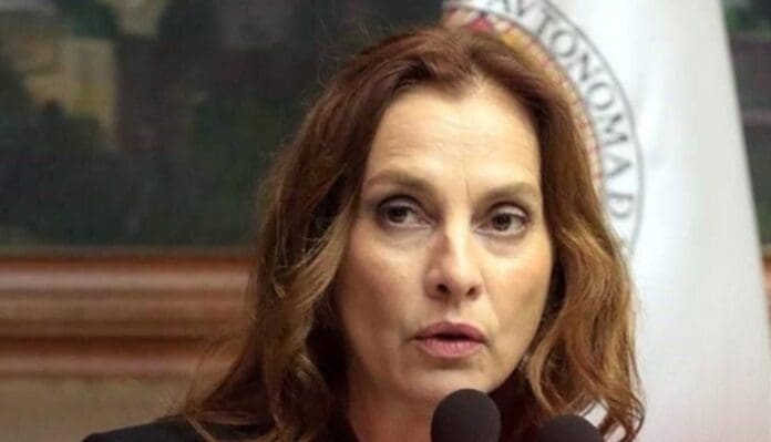 Niega Beatriz Gutiérrez Müller haberse ido a España, asegura que aún vive en México. Los periodistas insisten que se irá más adelante.