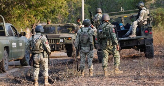 Retienen a mercenarios extranjeros especializados en explosivos en Michoacán