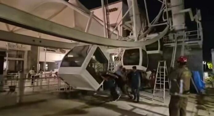 Rescatan a 19 personas atrapadas en la rueda de la fortuna de Plaza La Isla de Cancún. os tuvieron ataques de pánico.