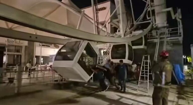 Rescatan a 19 personas atrapadas en la rueda de la fortuna de Plaza La Isla de Cancún. os tuvieron ataques de pánico.