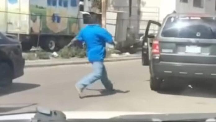 Video: Hombre se fractura el tobillo al intentar patear una camioneta en Honduras