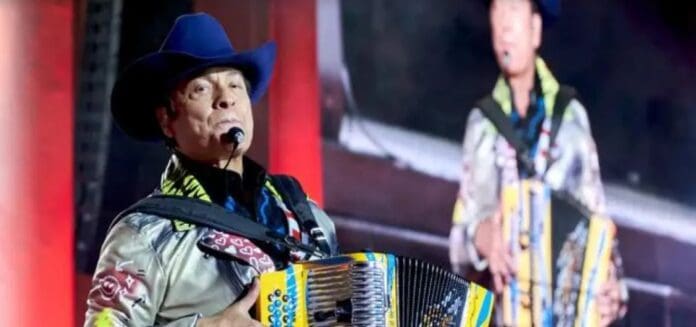 Video: Vocalista de Los Tigres del Norte sufre aparatosa caída durante concierto en San Luis Potosí