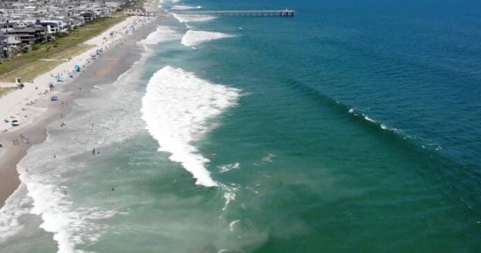 Video: Rescatan al menos a 60 bañistas por paso del huracán Erin en costas de Estados Unidos