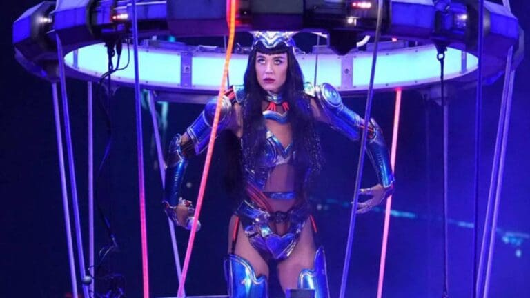 Video: Sufre Katy Perry descarga eléctrica en pleno show en Estados Unidos