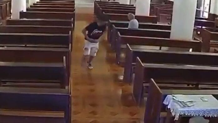 Video: Adulto mayor se queda dormido en la iglesia y le roban su celular en Monterrey, Nuevo León