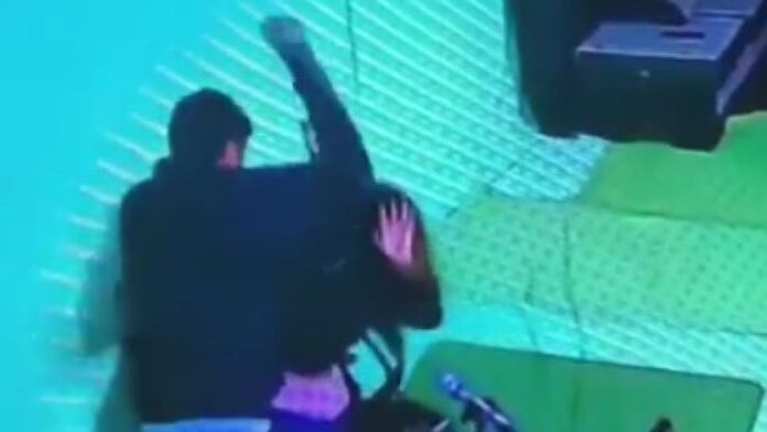 Video: Agreden a presentadora de televisión durante su programa en vivo en Bolivia