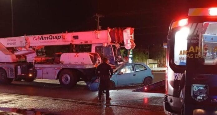 Fallece automovilista tras chocar contra una grúa en Playa del Carmen. Al parecer conducía a exceso de velocidad.