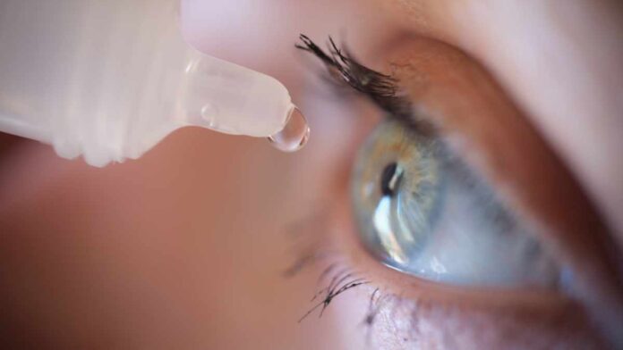 Hospitalizan a mujer que se aplicó pegamento en los ojos en Saltillo, Coahuila