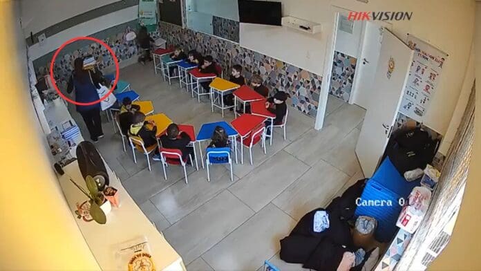 Video: Maestra golpea con libros a alumno de cuatro años en una escuela de Brasil
