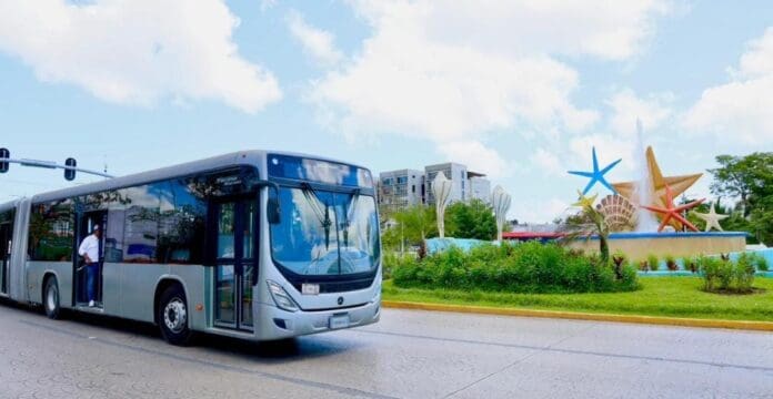 Inician pruebas con autobuses articulados en Cancún; Autocar, Maya Caribe y Bonfil participan en evaluación.