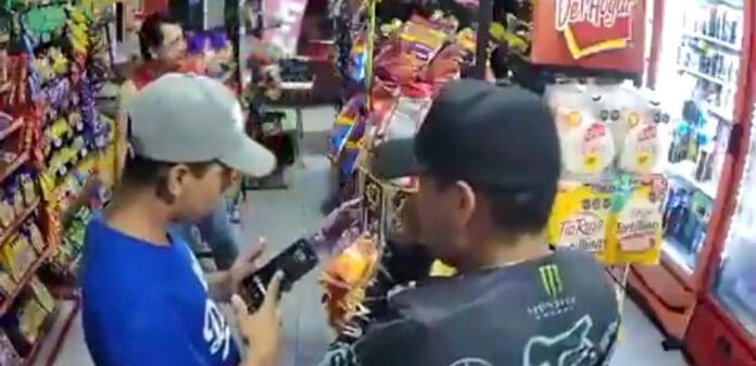 Ladrones asaltan a una adulta mayor a punta de pistola en Cancún. Todo fue grabado por una cámara de vigilancia,