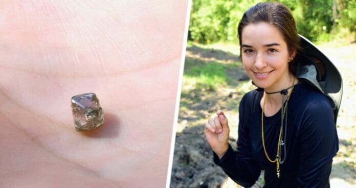 Mujer encuentra diamante para su anillo de compromiso en parque de Estados Unidos