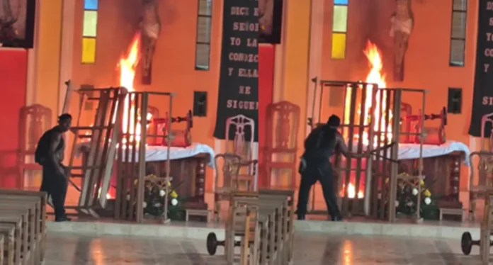 Sujeto quema el altar de una iglesia en Veracruz