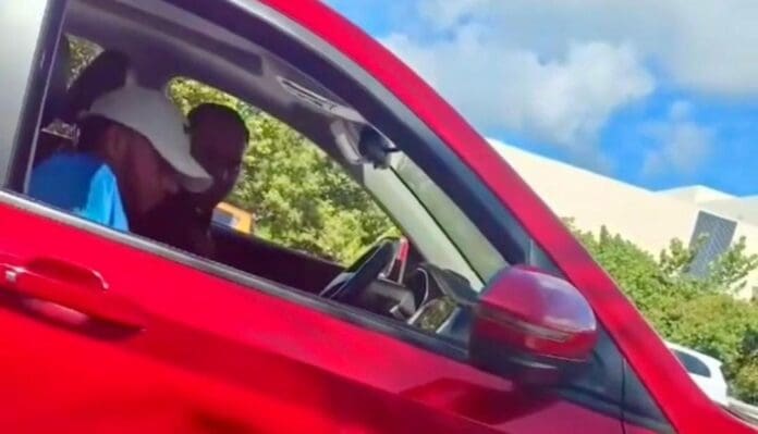 Detienen a sujetos que acosaban a operadores de Uber en Isla Mujeres. Presuntamente eran del sindicato de taxistas local.