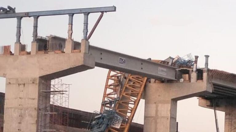 Video: Cae grúa sobre viaducto elevado en Tijuana, Baja California