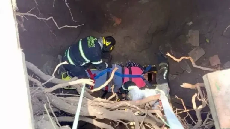 Adulta mayor cae en un socavón en la alcaldía Gustavo A. Madero, Cdmx