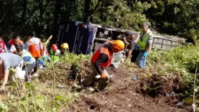 Mueren tres personas y 21 quedan heridas tras volcarse un autobús en Puebla