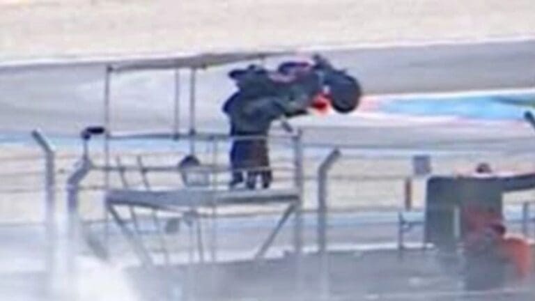 Video: Piloto pierde el control de su vehículo y casi impacta a camarógrafo en plena sesión del MotoGP